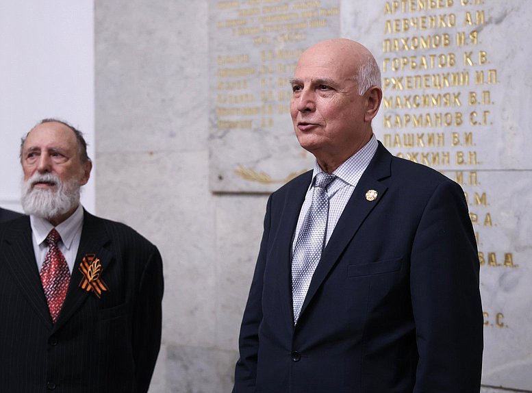 Возложение цветов ветеранами Минэкономразвития к памятной доске работников Госплана СССР