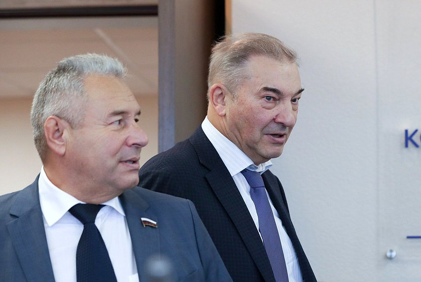 Члены Комитета по физической культуре и спорту Рустам Калимуллин и Владислав Третьяк
