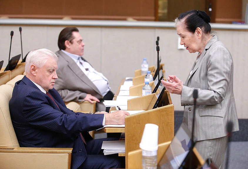 Руководитель фракции «Справедливая Россия — За правду» Сергей Миронов и Председатель Комиссии по обеспечению жилищных прав граждан Галина Хованская