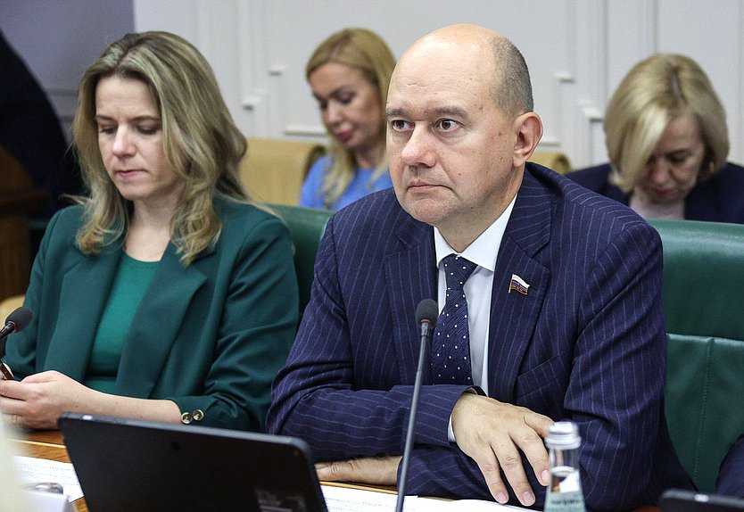 Jefe Adjunto del Comité para el Desarrollo de la Sociedad Civil, Cuestiones de los Asuntos Públicos y Religiosos Oleg Leonov