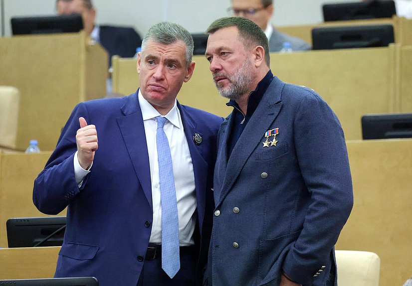 Руководитель фракции ЛДПР Леонид Слуцкий и заместитель Председателя Комитета по обороне Дмитрий Саблин