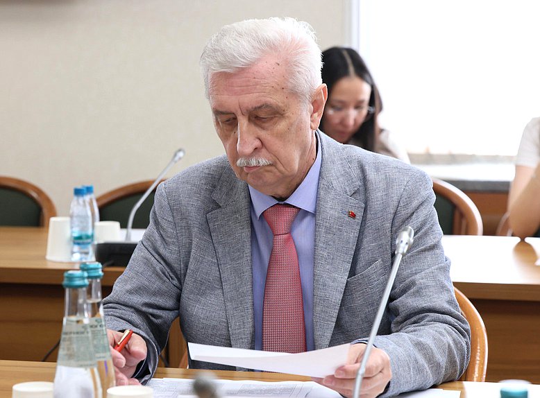Член Комитета по охране здоровья Николай Осадчий