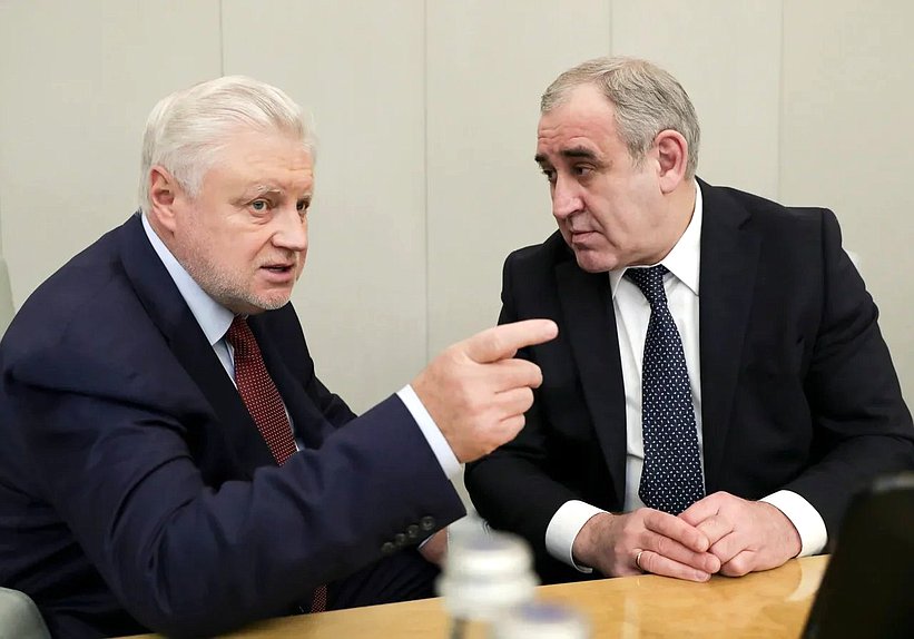 Руководитель фракции «Справедливая Россия» Сергей Миронов и заместитель Председателя Государственной Думы Сергей Неверов