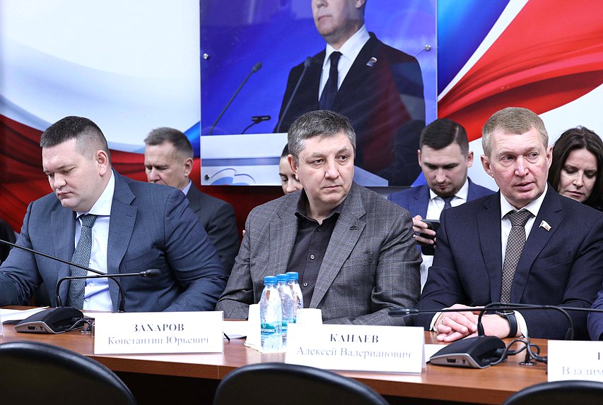 Члены Комитета по промышленности и торговле Андрей Воробьев, Константин Захаров и Алексей Канаев