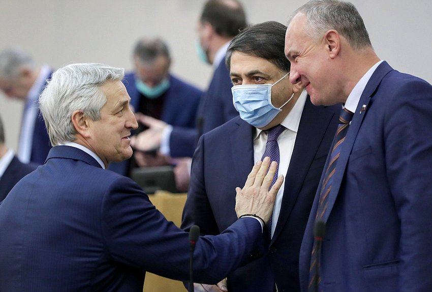 Первый заместитель Председателя Комитета по охране здоровья Леонид Огуль (слева)