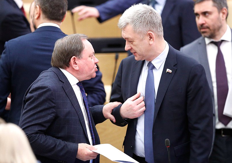 Член Комитета по бюджету и налогам Виктор Селиверстов и член Комитета по промышленности и торговле Владимир Иванов