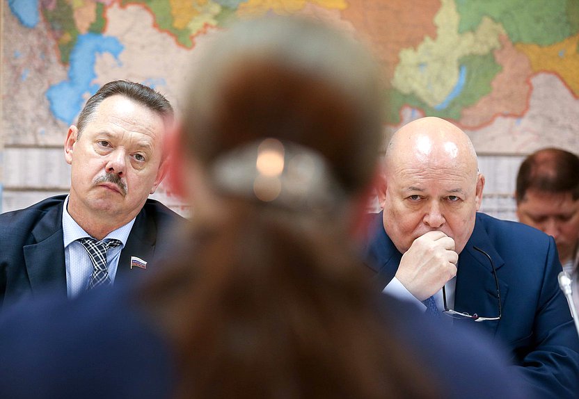 Члены Комитета по региональной политике, проблемам Севера и Дальнего Востока Владимир Новиков и Анатолий Тихомиров