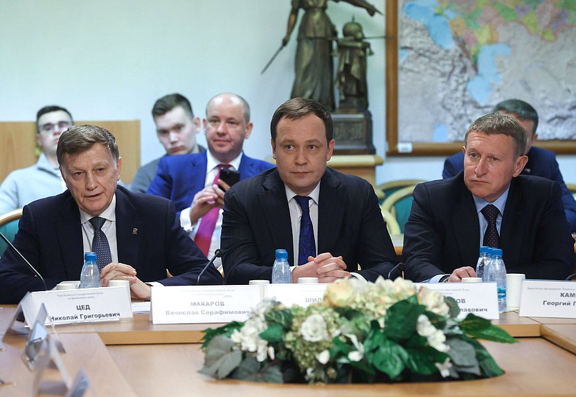 Член Комитета по финансовому рынку Вячеслав Макаров, аудитор Счетной палаты РФ Данил Шилков и член Комитета по контролю Дмитрий Скриванов