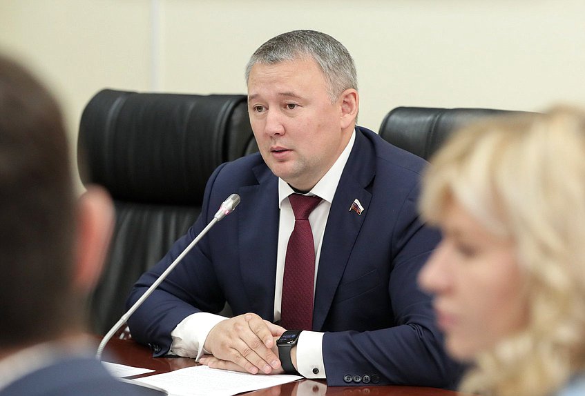 Член Комитета по молодежной политике Вячеслав Дамдинцурунов