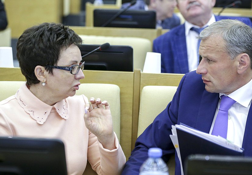 Председатель Комитета по контролю и Регламенту Ольга Савастьянова и член Комитета по контролю и Регламенту Дмитрий Сватковский