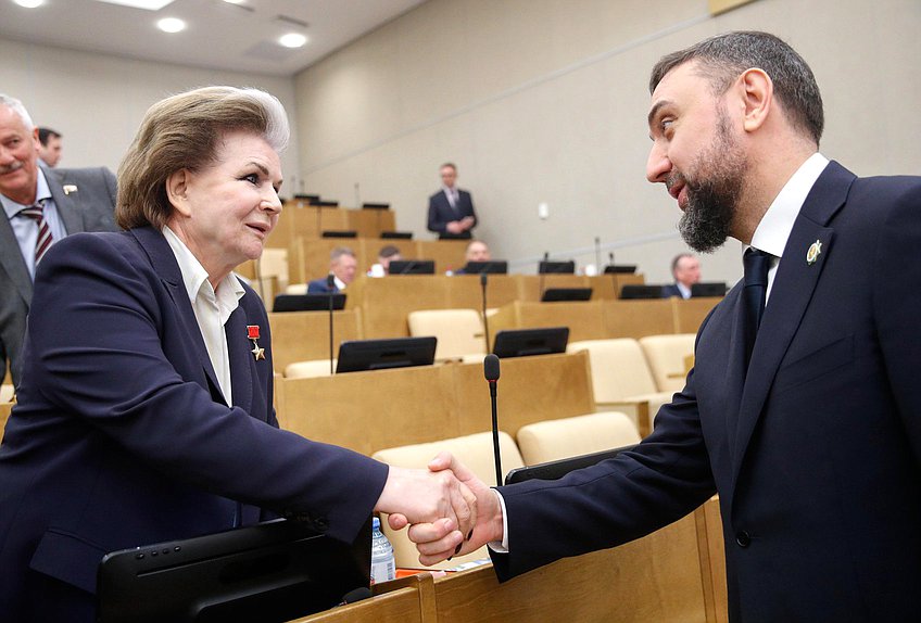 Член Комитета по международным делам Валентина Терешкова и Первый заместитель Председателя Комитета по международным делам Шамсаил Саралиев