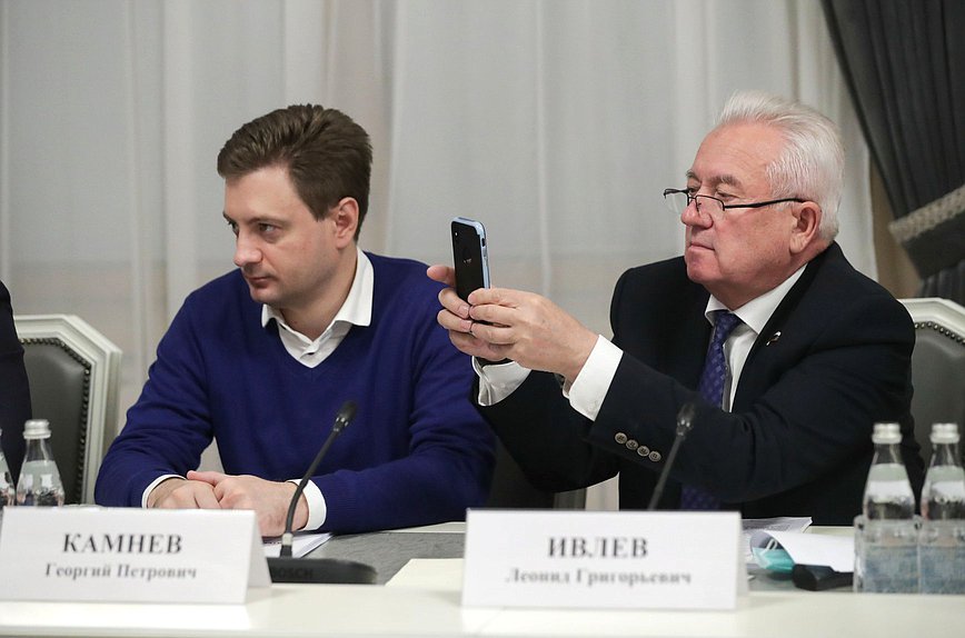 Заместитель Председателя Комитета по контролю Георгий Камнев и член Комитета Леонид Ивлев
