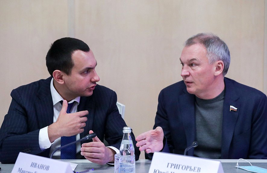 Члены Комитета по экологии, природным ресурсам и охране окружающей среды Максим Иванов и Юрий Григорьев