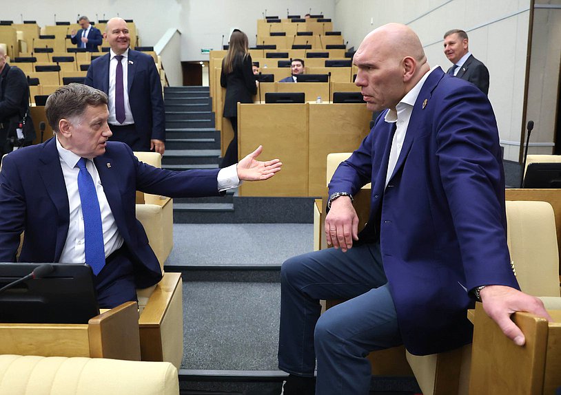 Член Комитета по финансовому рынку Вячеслав Макаров и Первый заместитель Председателя Комитета по туризму и развитию туристической инфраструктуры Николай Валуев