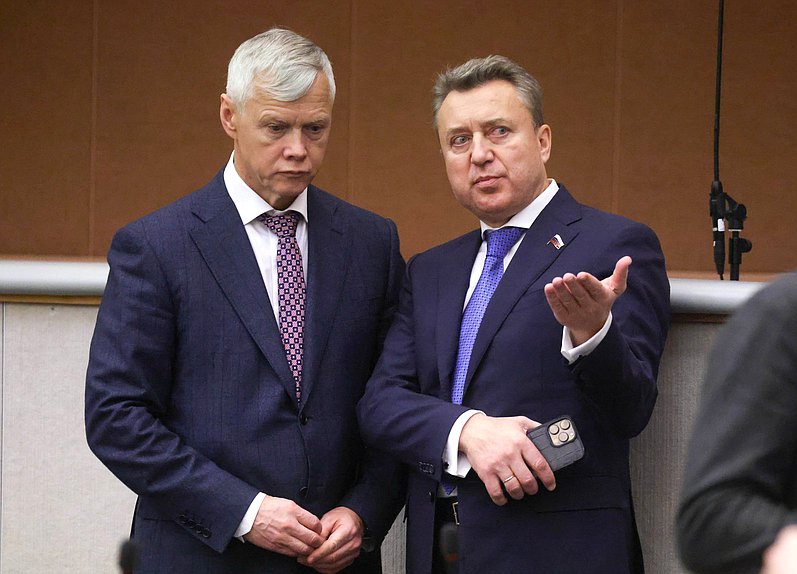 Председатель Комитета по защите конкуренции Валерий Гартунг и заместитель Председателя Комитета по безопасности и противодействию коррупции Анатолий Выборный