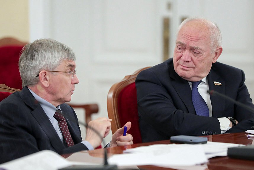 Члены Комитета по охране здоровья Александр Петров и Александр Румянцев