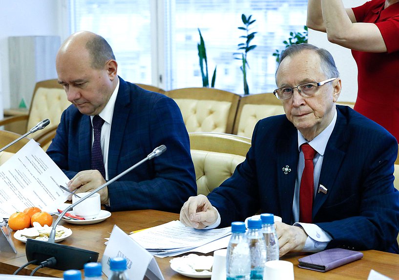 Заместитель Председателя Комитета по развитию гражданского общества, вопросам общественных и религиозных объединений Олег Леонов и Первый заместитель Председателя Комитета Николай Бурляев