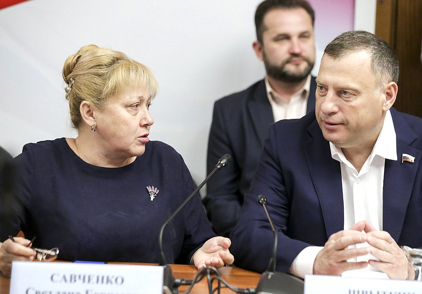 Член Комитета по культуре Наталья Савченко и заместитель Председателя Комитета по обороне Юрий Швыткин