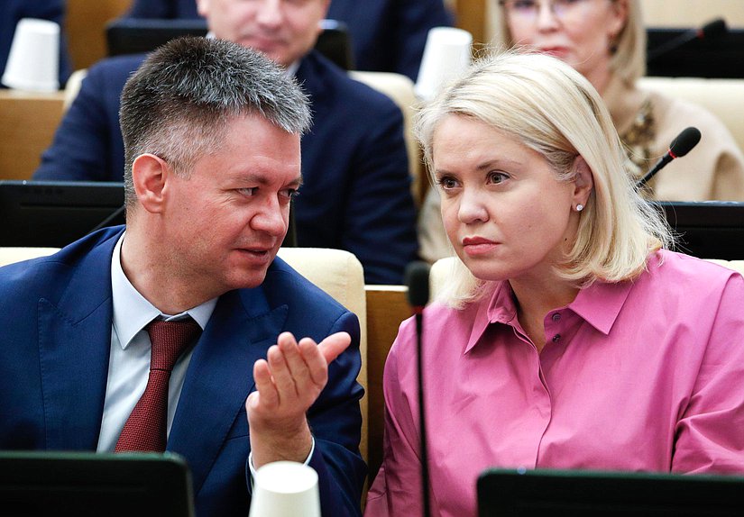 Заместитель Председателя Комитета по энергетике Дмитрий Исламов и заместитель Председателя Комитета по науке и высшему образованию Екатерина Харченко