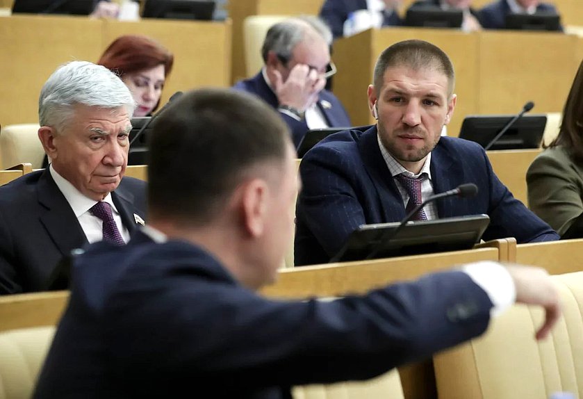 Член Комитета по экономической политике, промышленности, инновационному развитию и предпринимательству Владимир Евланов и член Комитета по физической культуре, спорту, туризму и делам молодежи Дмитрий Пирог