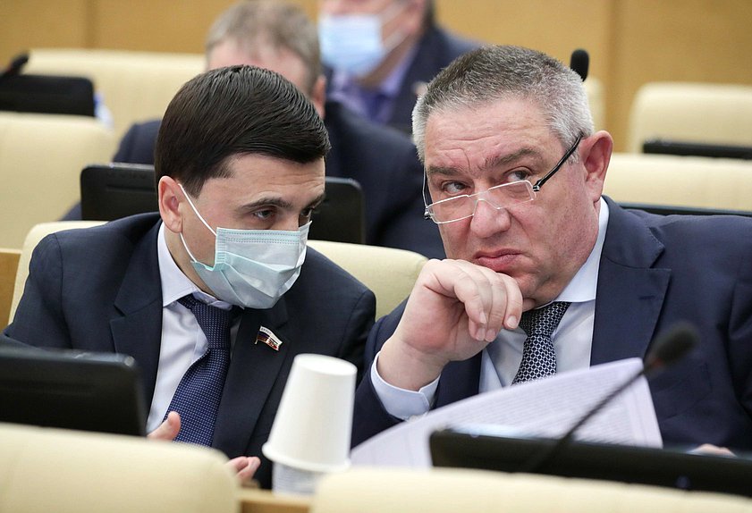 Заместитель Председателя Комитета по делам национальностей Руслан Бальбек и Первый заместитель Председателя Комитета по бюджету и налогам Глеб Хор