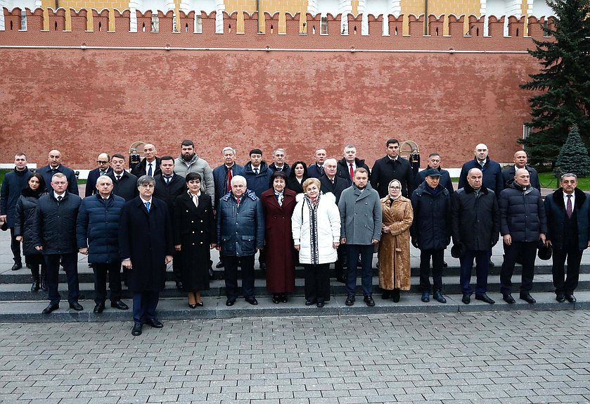 Международная конференция «Роль взаимодействия фракций политических партий и блоков в межпарламентском сотрудничестве стран СНГ». Возложение цветов к Могиле Неизвестного Солдата