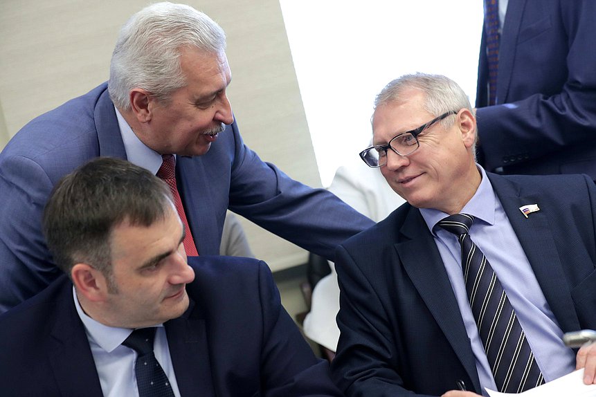 Члены Комитета по охране здоровья Юрий Кобзев, Николай Осадчий и Валерий Елыкомов