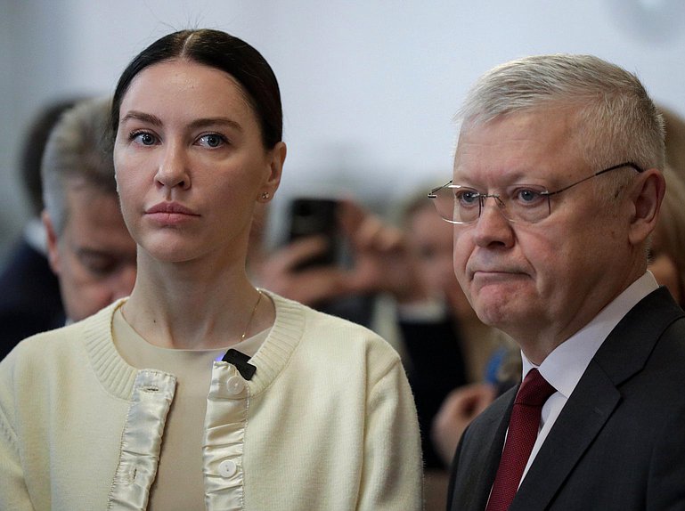 Первый заместитель Председателя Комитета по просвещению Алена Аршинова и Председатель Комитета по безопасности и противодействию коррупции Василий Пискарев