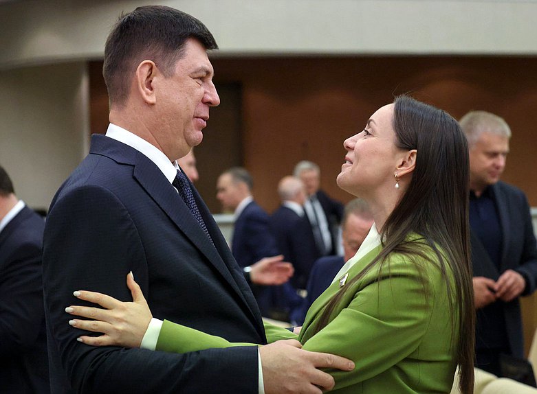 Член Комитета по просвещению Виктор Смирнов и заместитель Председателя Комитета по молодежной политике Юлия Саранова