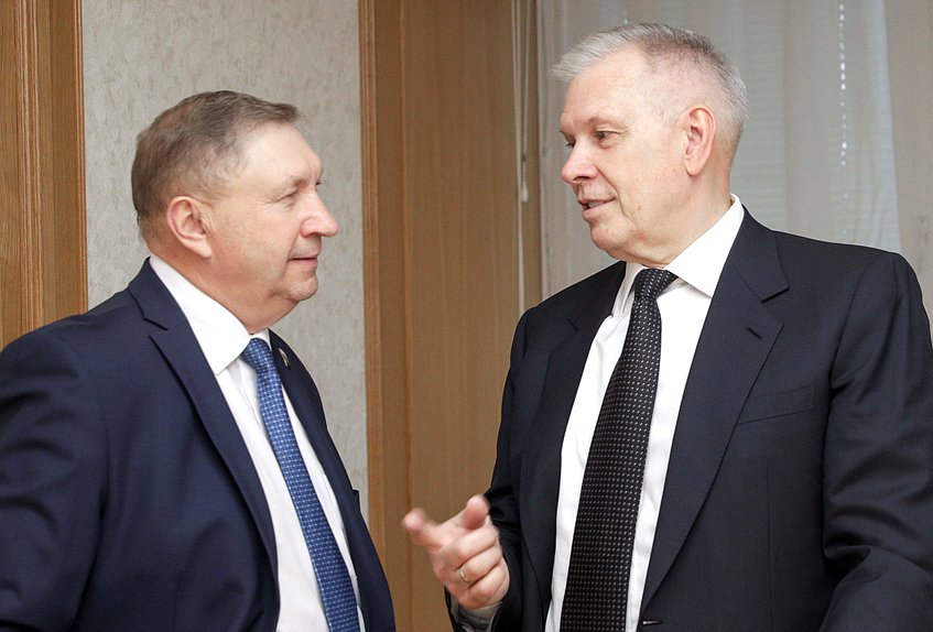 Член Комитета по аграрным вопросам Сергей Яхнюк (слева)