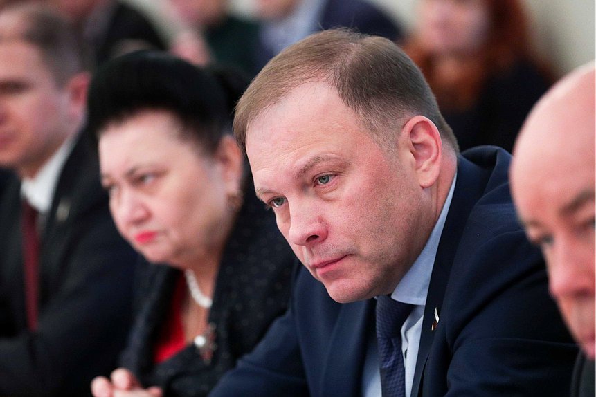 Первый заместитель Председателя Комитета по контролю и Регламенту Александр Курдюмов