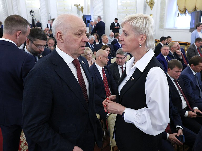 Член Комитета по бюджету и налогам Игорь Шубин и заместитель Председателя Комитета по просвещению Ирина Ивенских
