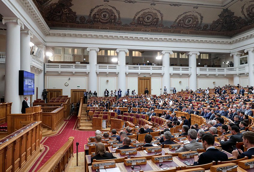 俄罗斯总统弗拉基米尔·普京在第十届金砖国家议会论坛上发表讲话，主题是“议会在加强多边主义以实现公平的全球发展和安全中的作用”