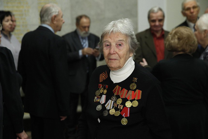 Возложение цветов ветеранами Минэкономразвития к памятной доске работников Госплана СССР