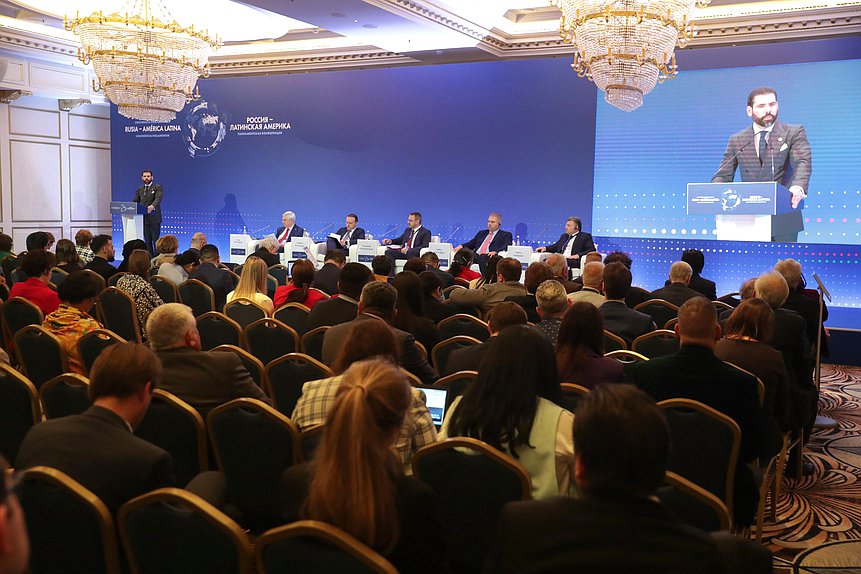 Mesa redonda "Desarrollo de los vínculos humanitarios entre Rusia y América Latina: contribución de los parlamentos". Conferencia Parlamentaria Internacional “Rusia – América Latina”