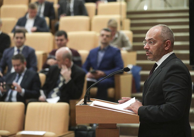 Председатель Комитета по природным ресурсам, собственности и земельным отношениям Николай Николаев