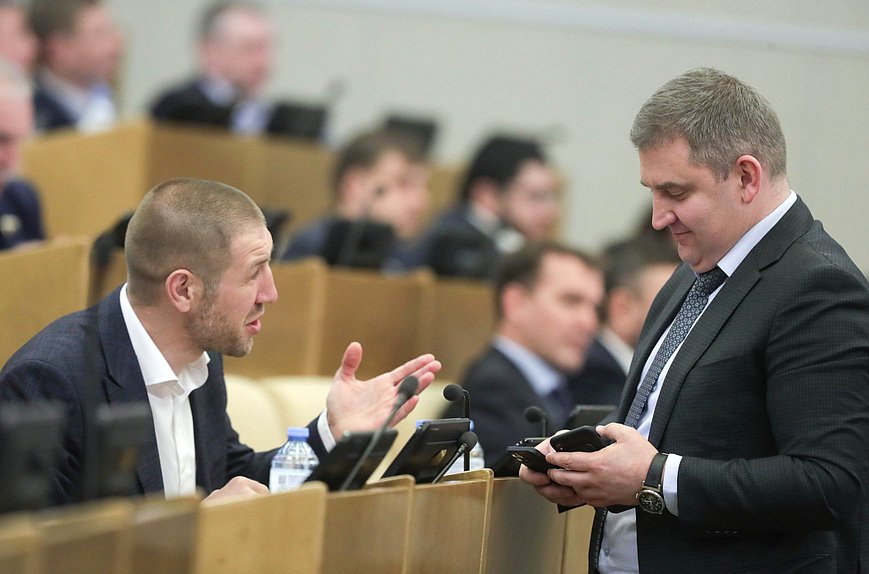 Первый заместитель Председателя Комитета по физической культуре и спорту Дмитрий Пирог и заместитель Председателя Комитета по контролю Дмитрий Ламейкин