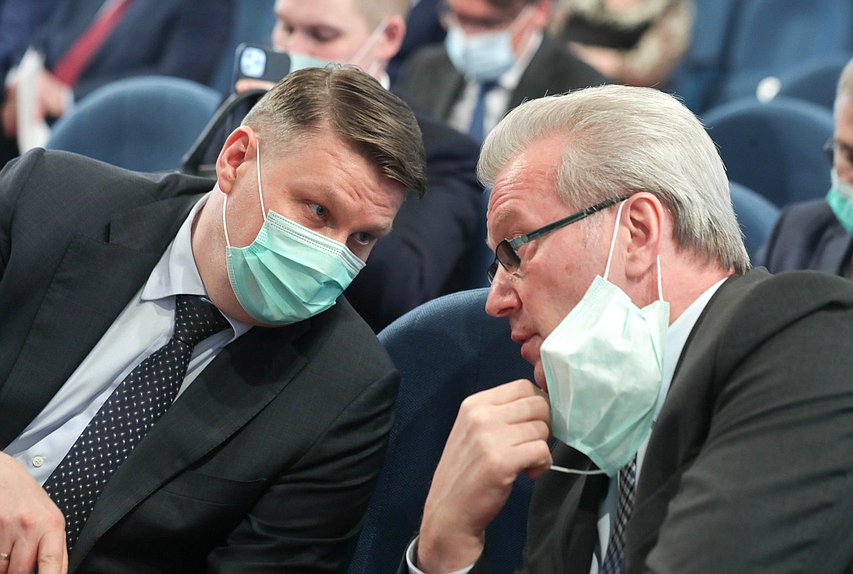 Полномочный представитель Правительства РФ в Государственной Думе Александр Синенко и Полномочный представитель Президента РФ в Государственной Думе Гарри Минх