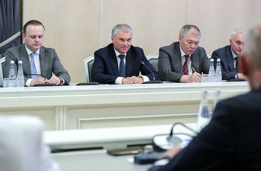 Заместитель Председателя Государственной Думы Владислав Даванков, Председатель Государственной Думы Вячеслав Володин и Председатель Комитета по делам СНГ, евразийской интеграции и связям с соотечественниками Леонид Калашников