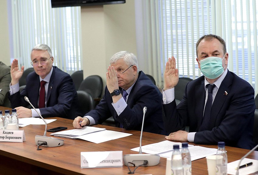 Члены Комитета по экономической политике Эдуард Кузнецов и Виктор Кидяев и заместитель Председателя Комитета Станислав Наумов