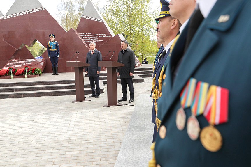 Председатель Государственной Думы Вячеслав Володин и Президент Киргизской Республики Садыр Жапаров посетили церемонию открытия Ржевского мемориала воинам-киргизам, погибшим в ходе Великой Отечественной войны на Ржевско-Вяземском направлении