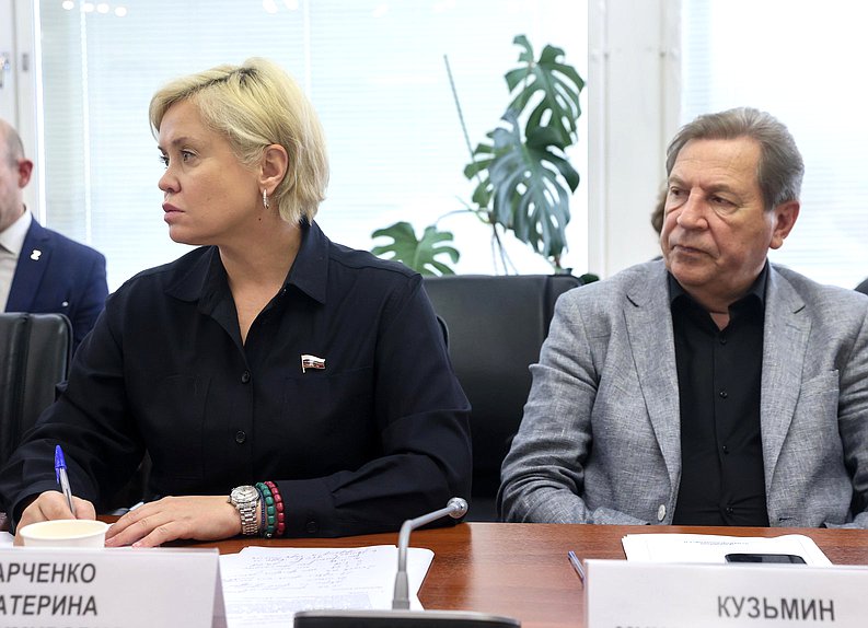 Заместитель Председателя Комитета по науке и высшему образованию Екатерина Харченко и член Комитета Михаил Кузьмин