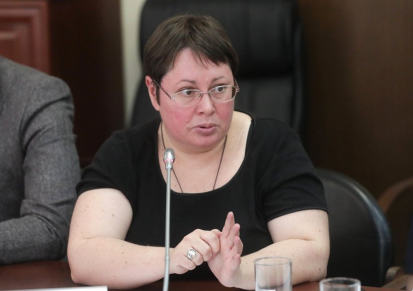 Круглый стол Комитета по молодежной политике на тему «Законодательное закрепление возможности передачи детей, фактически оставшихся без попечения родителей, под предварительную и временную опеку (попечительство)»