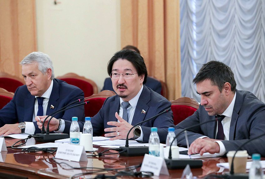 Первый заместитель Председателя Комитета по охране здоровья Леонид Огуль, Председатель Комитета Бадма Башанкаев и член Комитета Дмитрий Хубезов