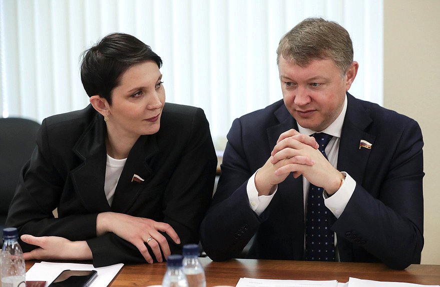 Заместители Председателя Комитета по экологии, природным ресурсам и охране окружающей среды Жанна Рябцева и Евгений Марков
