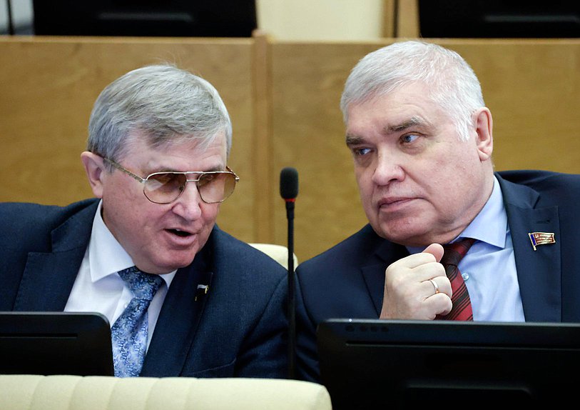 Первый заместитель Председателя Комитета по науке и высшему образованию Олег Смолин и член Комитета по труду, социальной политике и делам ветеранов Андрей Алехин