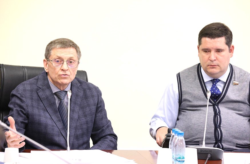 Первый заместитель Председателя Комитета по молодежной политике Михаил Киселев (справа)
