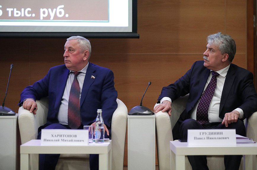 Председатель Комитета по региональной политике и проблемам Севера и Дальнего Востока Николай Харитонов и директор ЗАО «Совхоз имени Ленина» Павел Грудинин