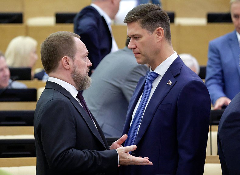 Заместитель Председателя Комитета по строительству и ЖКХ Сергей Колунов и заместитель Председателя Комитета по экономической политике Сергей Алтухов