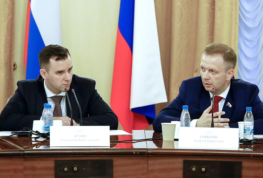 Председатель Комитета по малому и среднему предпринимательству Александр Демин и член Комитета Алексей Говырин